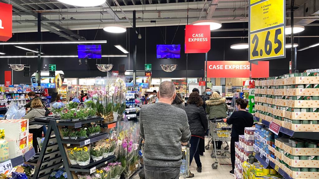 numărul maxim de clienţi care pot fi prezenţi într-un magazin