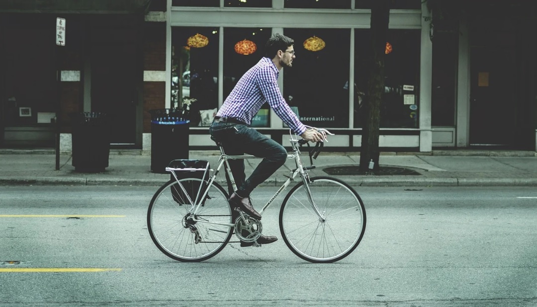 Un tânăr care se plimba cu bicicleta prin București și pipăia femei din mers