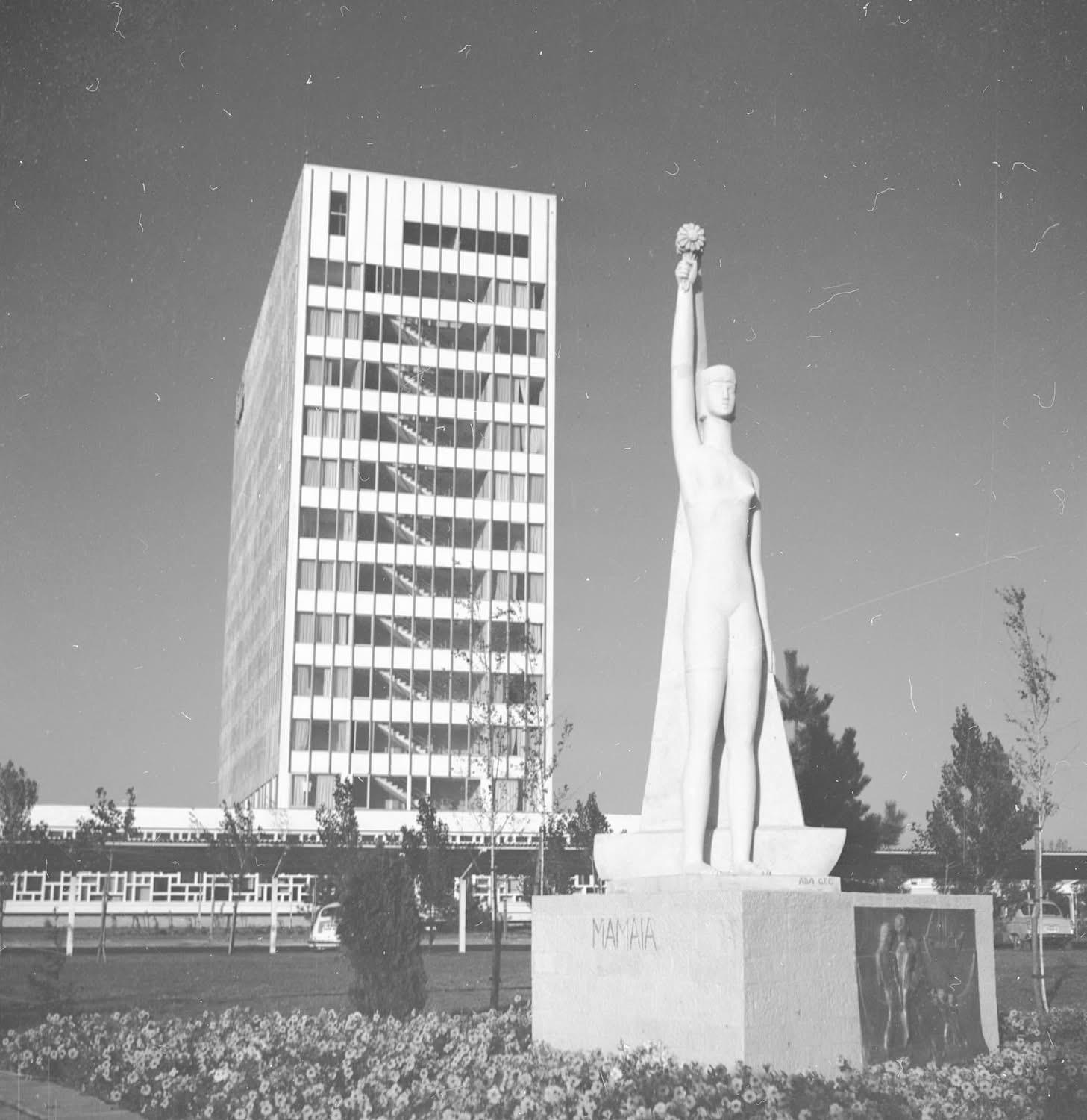 Hotelul Perla, simbolul stațiunii Mamaia preferată de bucureșteni, se află în pericol iminent de demolare. Clădirea, exemplu valoros de arhitectură modernistă, propusă spre clasare urgentă