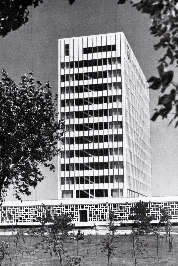 Hotelul Perla, simbolul stațiunii Mamaia preferată de bucureșteni, se află în pericol iminent de demolare. Clădirea, exemplu valoros de arhitectură modernistă, propusă spre clasare urgentă