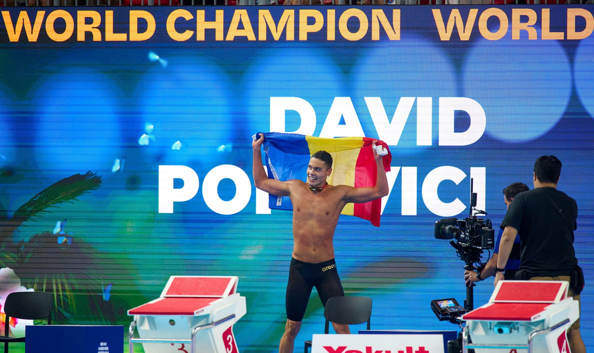 Radiez de fericire!💛 David Popovici cucerește al doilea aur și stabilește două recorduri la Mondialele din Singapore
