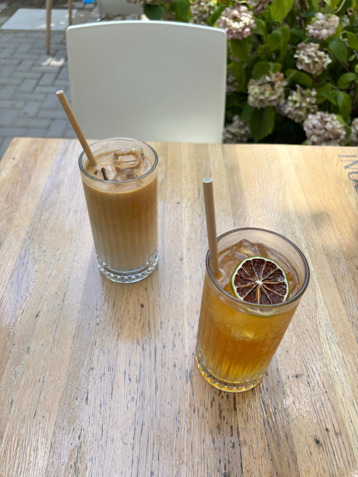 Cold brew tonic și Iced Latte în curtea Hazelcup