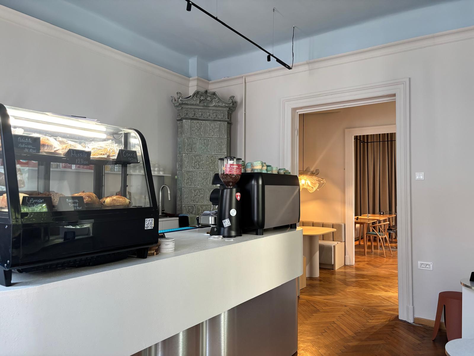 Sobă veche, superb restaurată, alături de espressor modern
