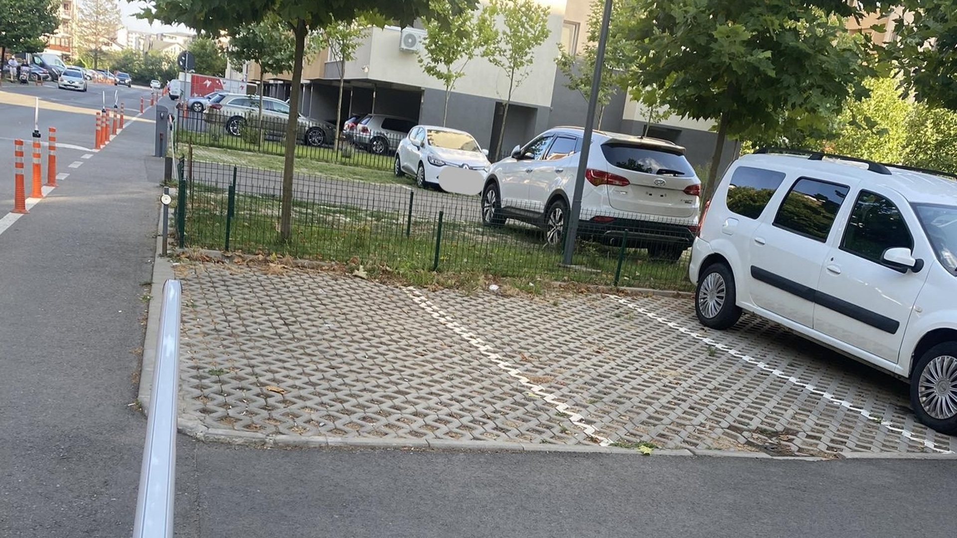 Loc de parcare de vânzare cu 8.000 de euro pe pavele rupte. Bucureștean glumeț: Dacă te prinde Băluță...!