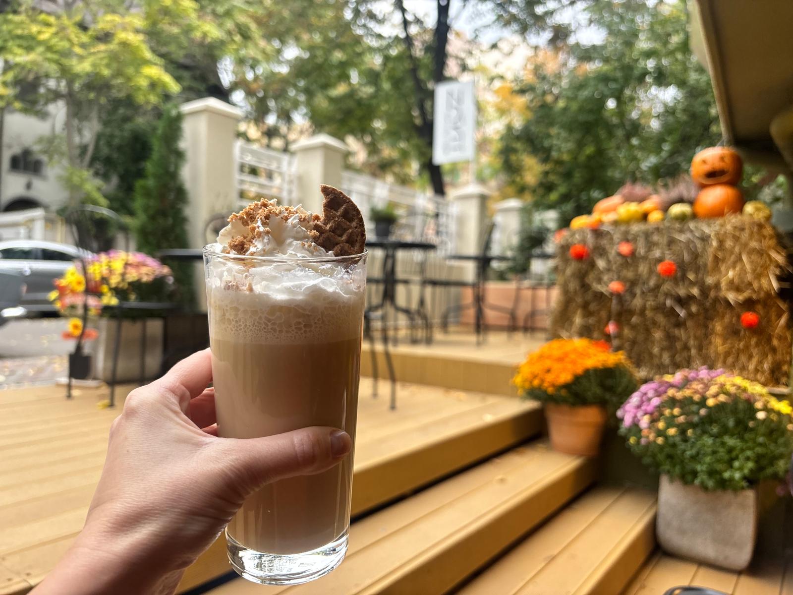Vizitată de iubitorii de pumpkin spice latte și întâmpinată de un paznic pufos.