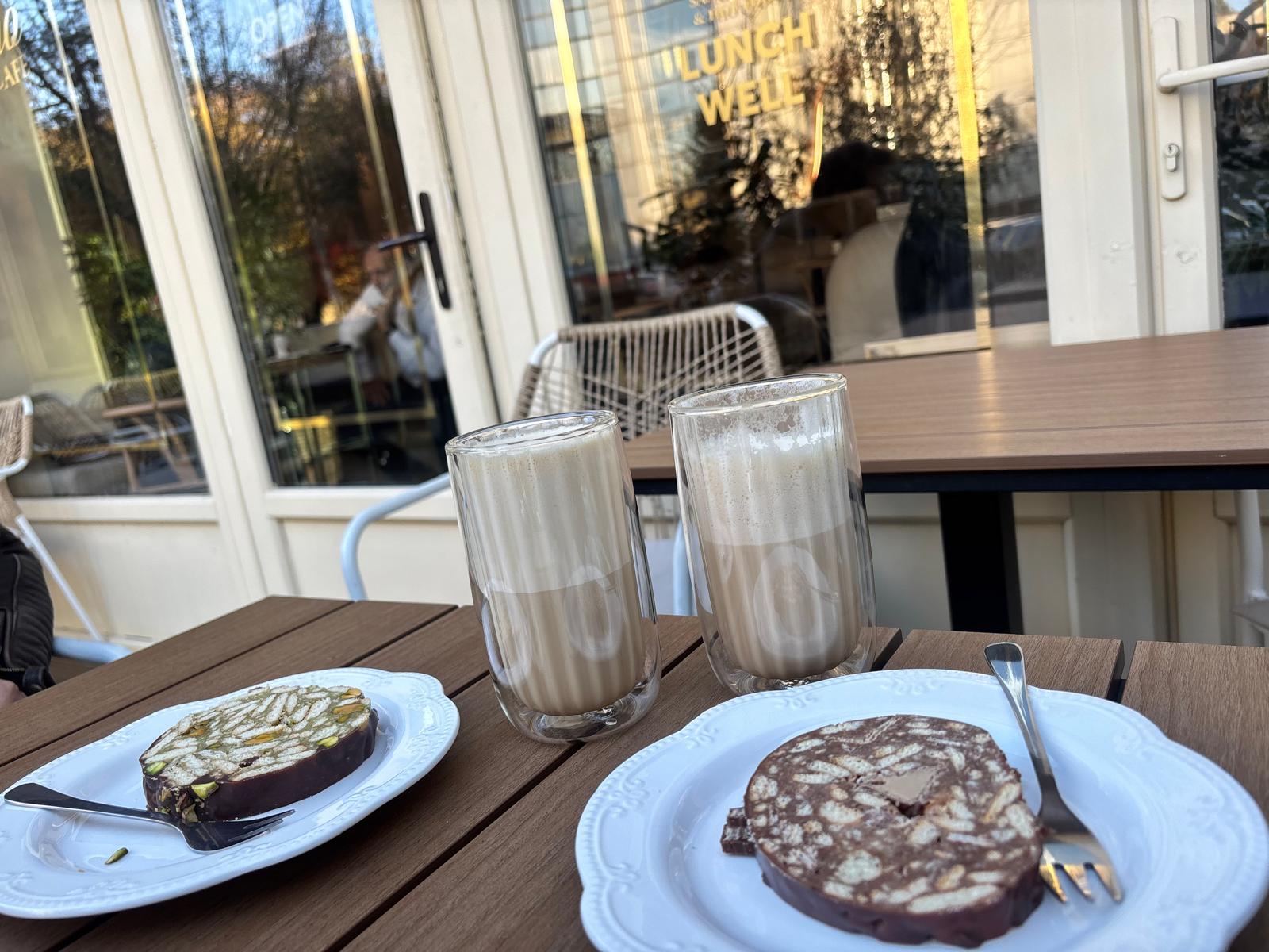 Cafele de toamnă pe terasa de la parterul Agora Floreasca