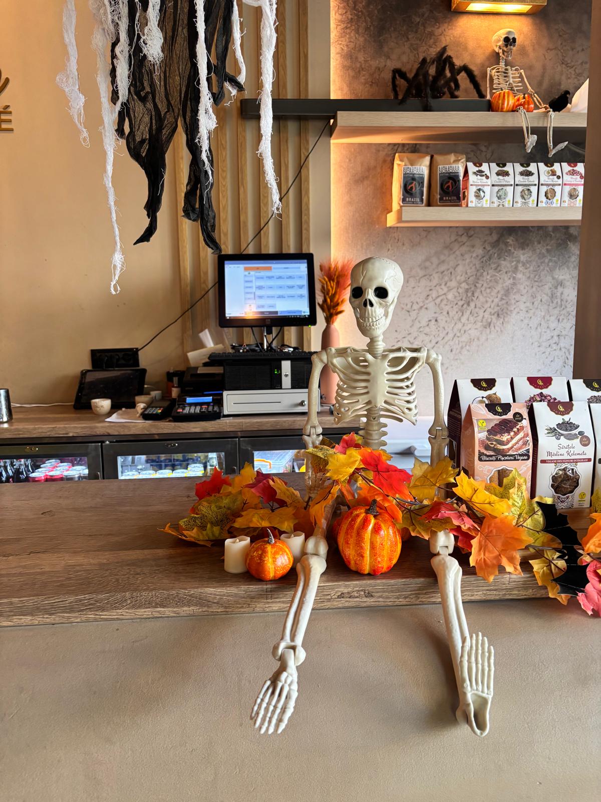 Barista de Halloween, pregătit să îți prepare cafeaua