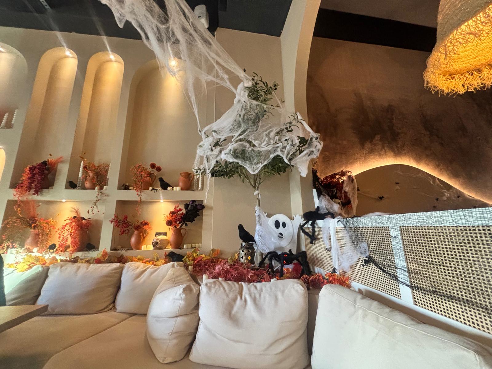 Decor cozy-înspăimântător, dar nu mai înspăimântător decât gândul că trebuie să te întorci la muncă după pauza de cafea