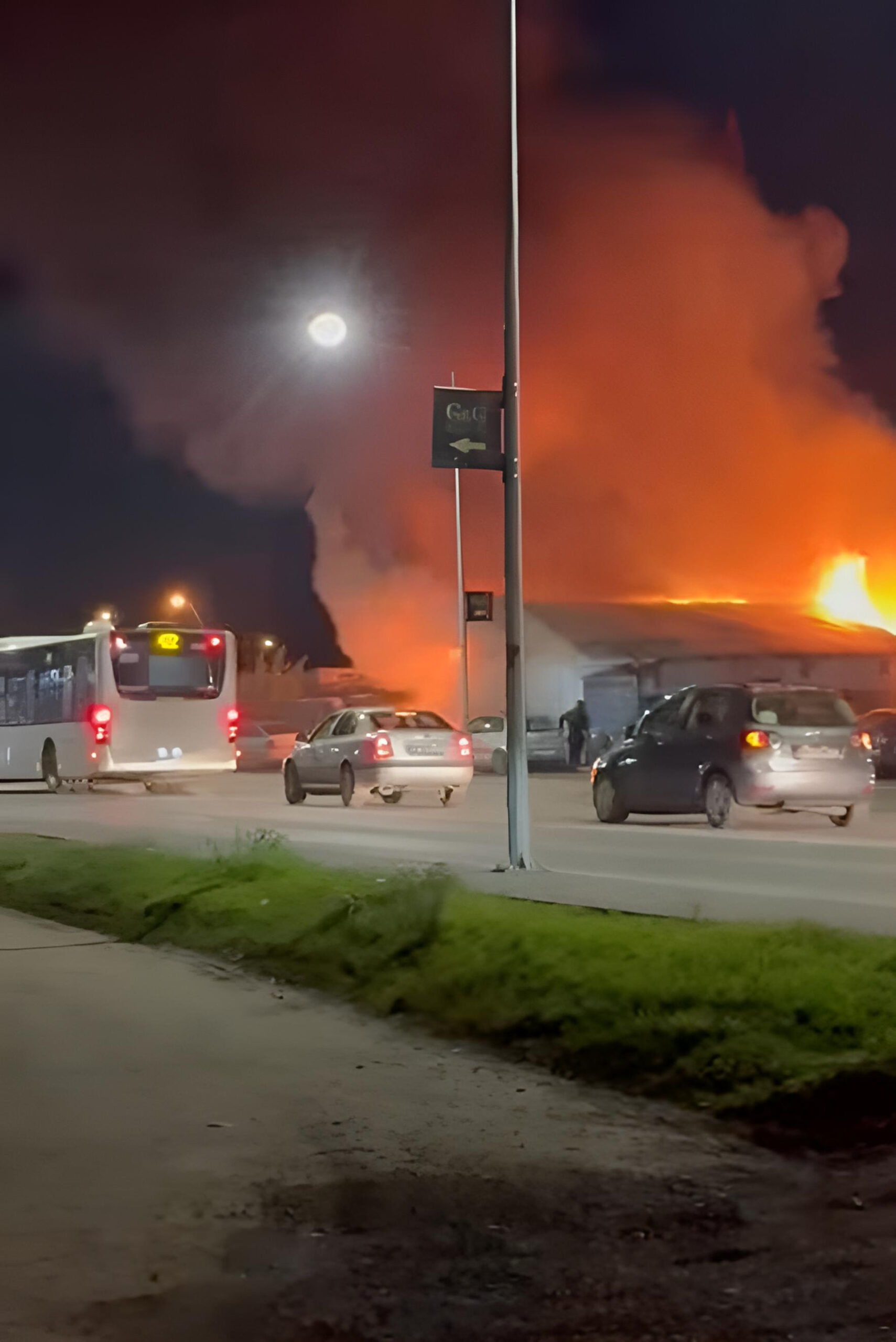 VIDEO | Incendiu extrem de violent în Domnești, la doi pași de București. Flăcări uriașe, mari degajări de fum. Martor: Arde între pasaj și stația electrică