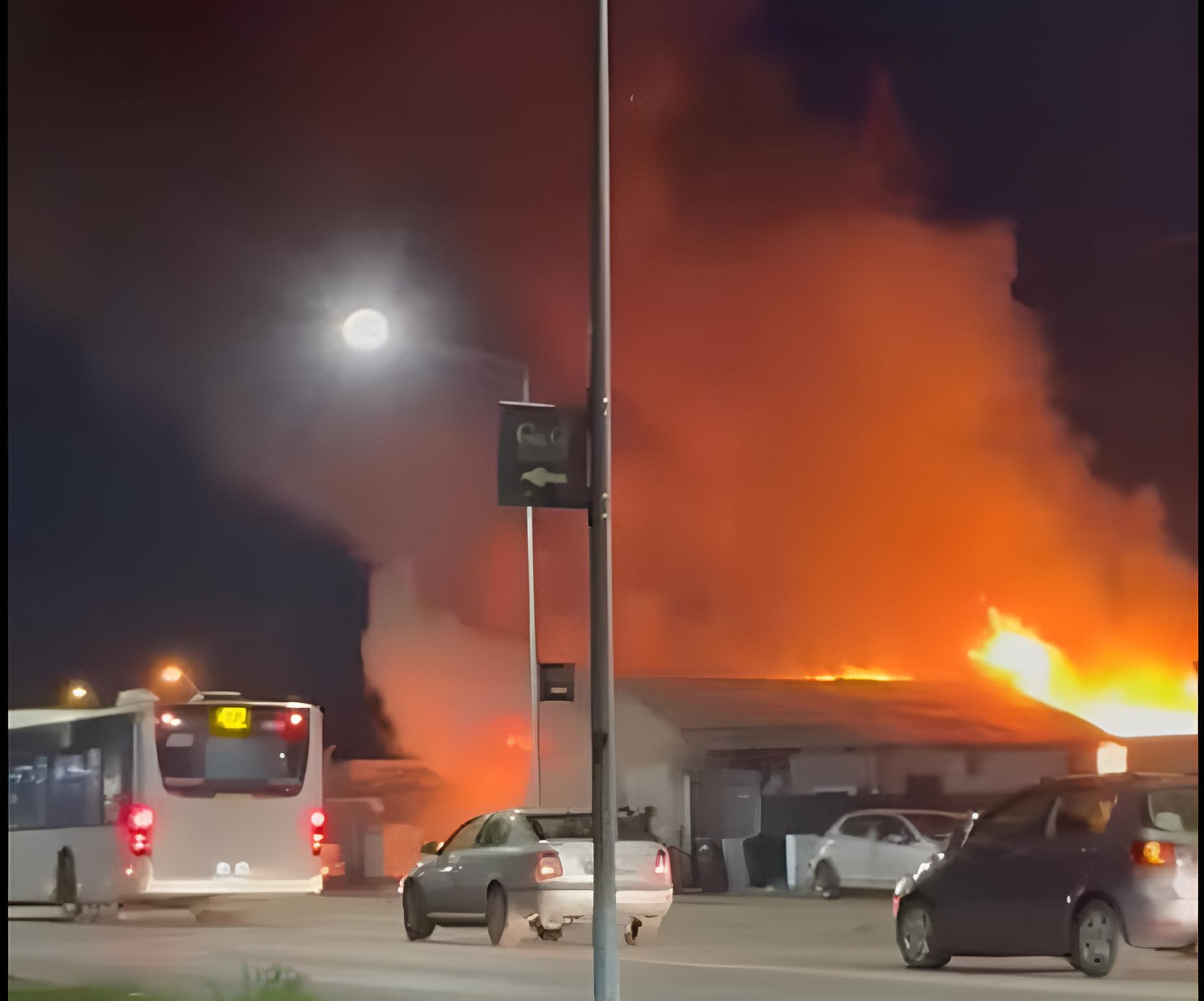 VIDEO | Incendiu extrem de violent în Domnești, la doi pași de București. Flăcări uriașe, mari degajări de fum. Martor: Arde între pasaj și stația electrică