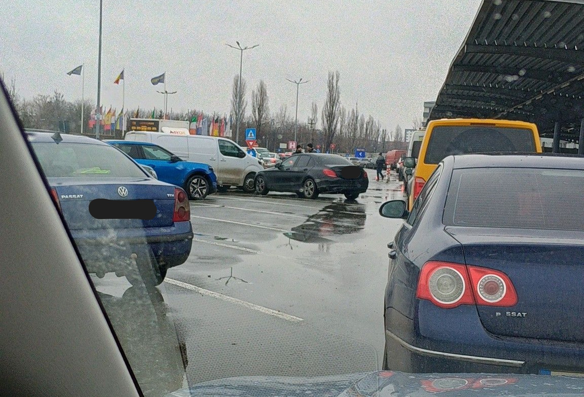 Blocaj major de trafic în Berceni: Oferte de weekend la Auchan, Jumbo și Metro, dar evitați-le!