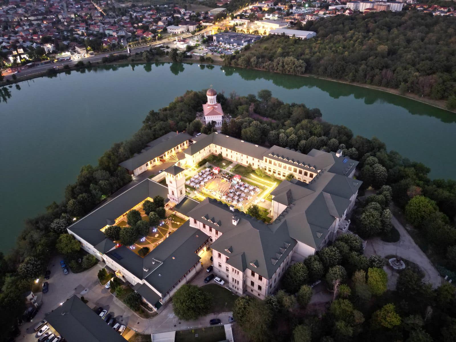 Care-i faza cu "palatul" de pe Lacul Pantelimon? Peninsula din București cu o poveste de aproape trei secole și trei identități