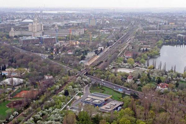 Dămăroaia din Bucureștii Noi, cartier tihnit, dar cu blocuri între case. Bazele sportive au fost distruse, accesul la malul lacurilor este îngrădit