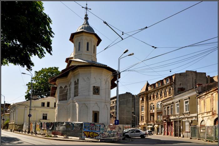 Misterul Bisericii cu Sfinți sau cu Sibile. Monument unic în București, e împodobit cu portrete ale unor preotese păgâne și filozofi antici. Aici a cântat Anton Pann