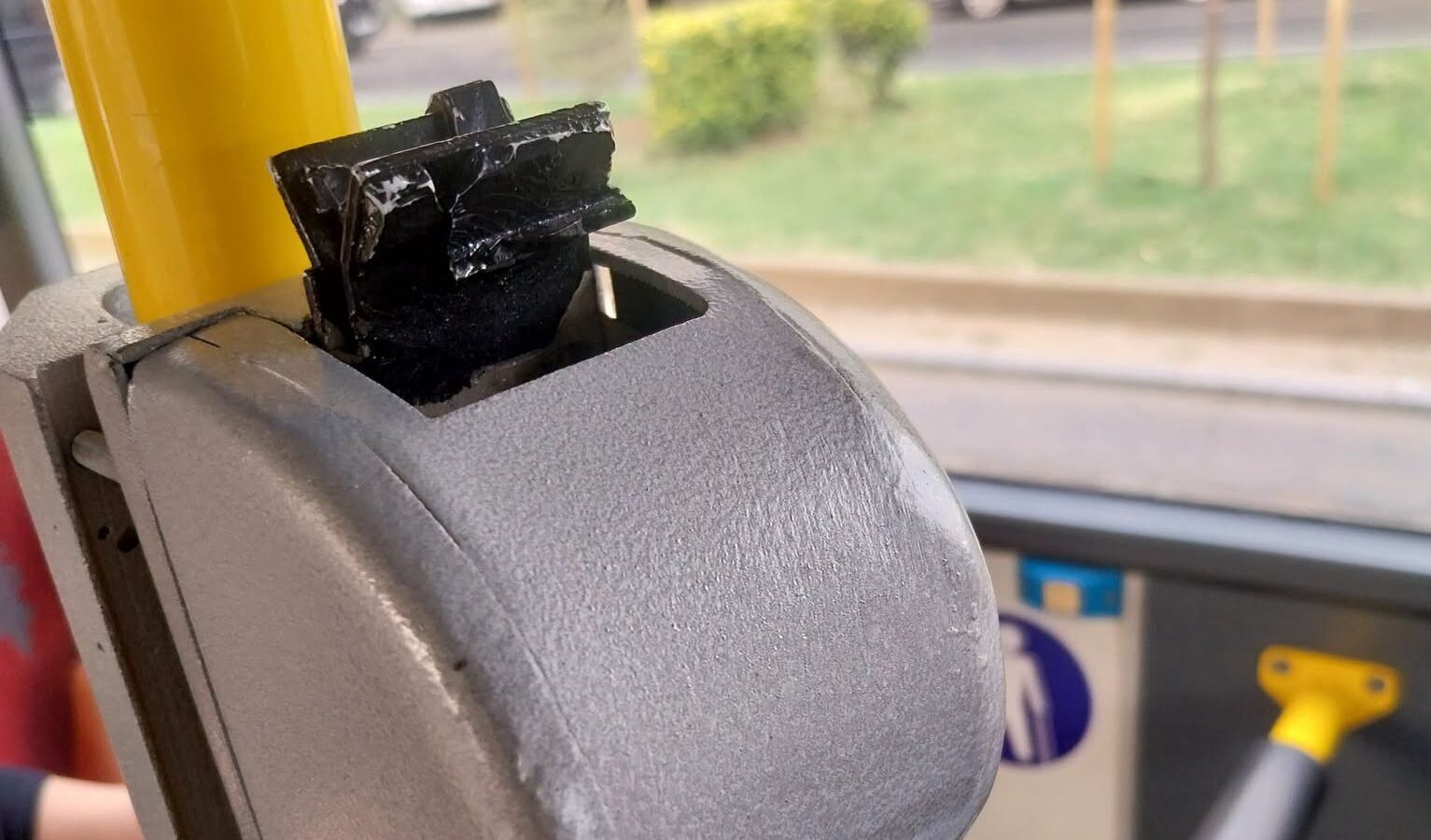 Un șofer nostalgic a montat un aparat de compostat bilete într-un autobuz STV. L-a cumpărat de la un târg de vechituri, nu e funcțional, dar l-a pus acolo „pentru aducere aminte”
