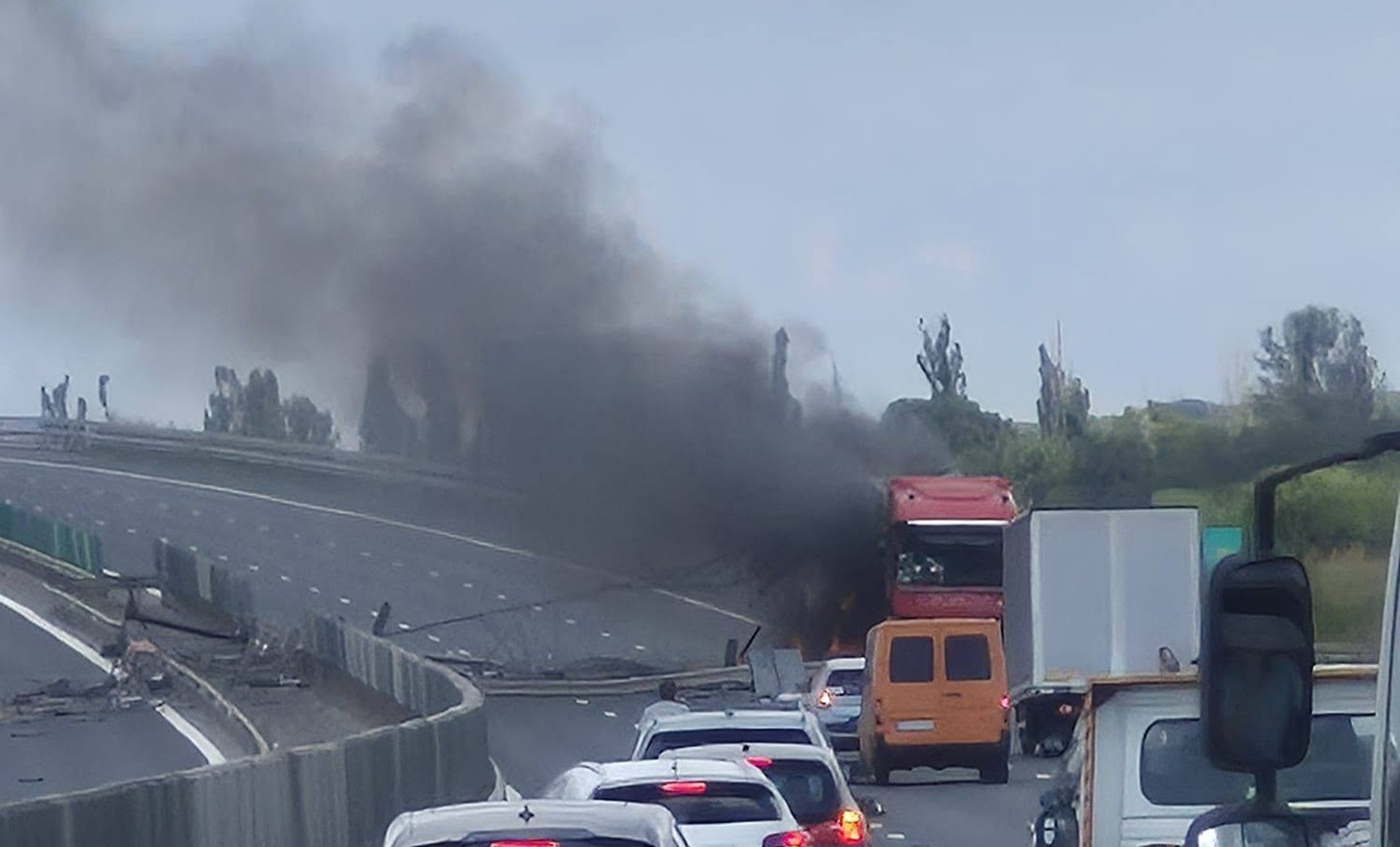 VIDEO | Camion în flăcări pe Autostrada A3, în zona Moara Vlăsiei. Circulația e blocată pe sensul București-Ploiești | UPDATE