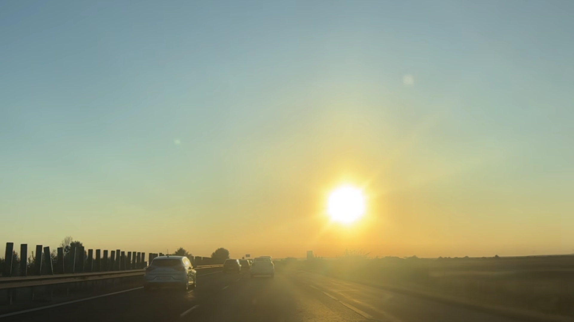 VIDEO | Limitatorul de viteză cu girofar, între benzi la prima oră pe Autostrada București-Constanța. "De la km 10, mergem cu poliția în față, maximum 70 km/h"