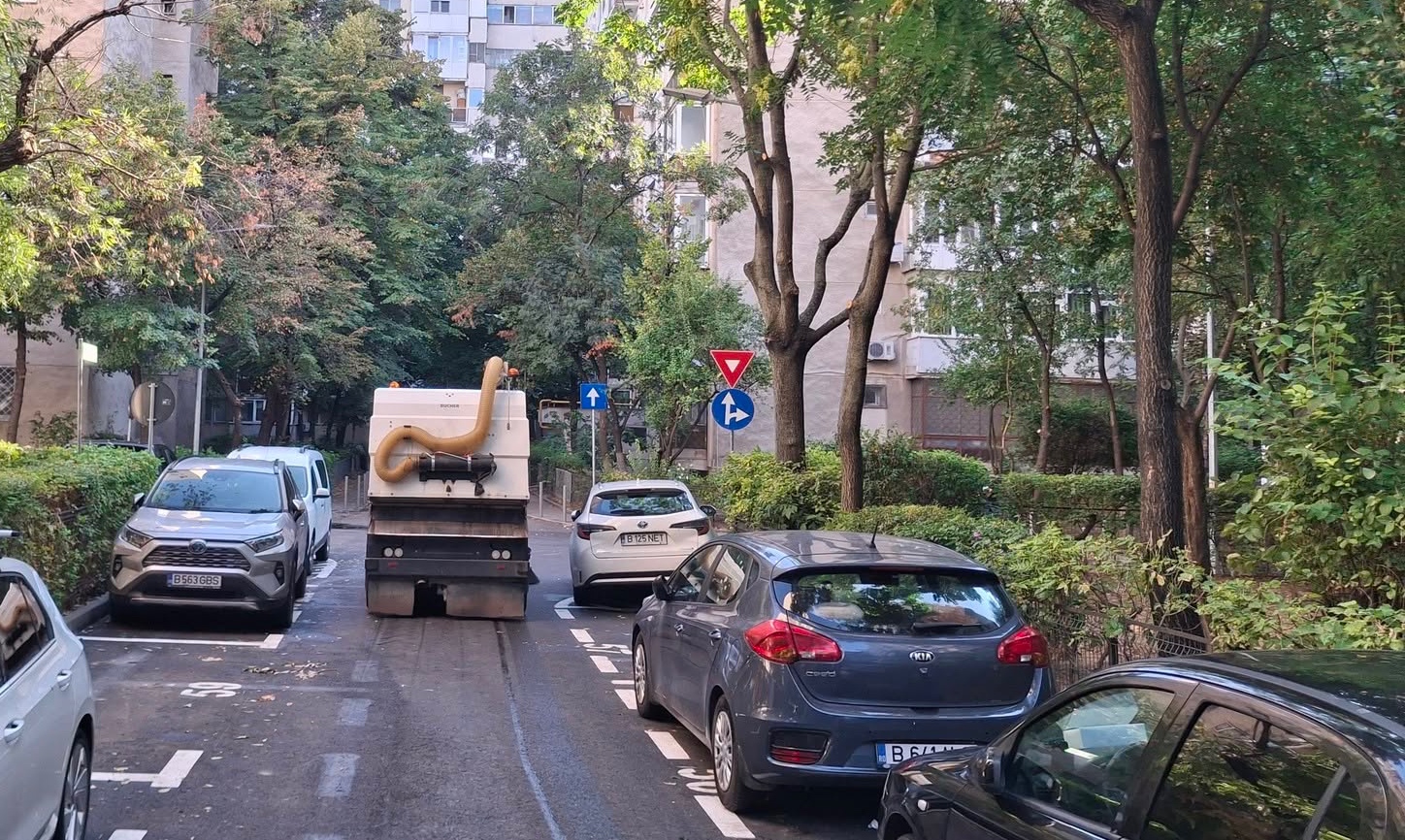 FOTO | Aleea Trestiana, strada din București sărită la trotuare, dar cu pile la locuri de parcare. Oameni din cartier pregătesc petiție la Primăria S4, să aibă și ei pe unde să pășească
