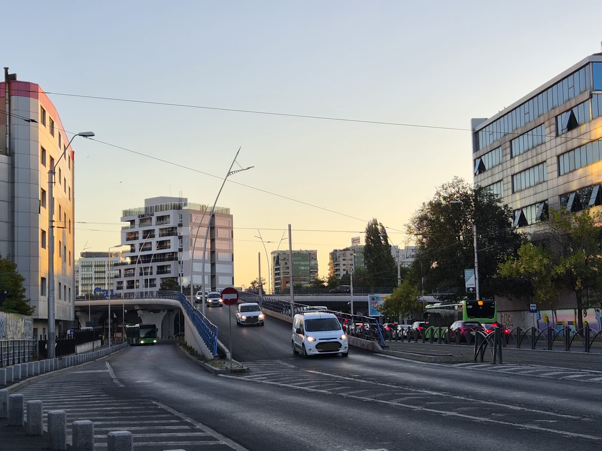 VIDEO | Primele mașini pe Pasajul Basarab, primele tramvaie pe sub podul închis 3 luni, pentru reparații capitale. PMB anunță că a spălat și împuțita stație STB