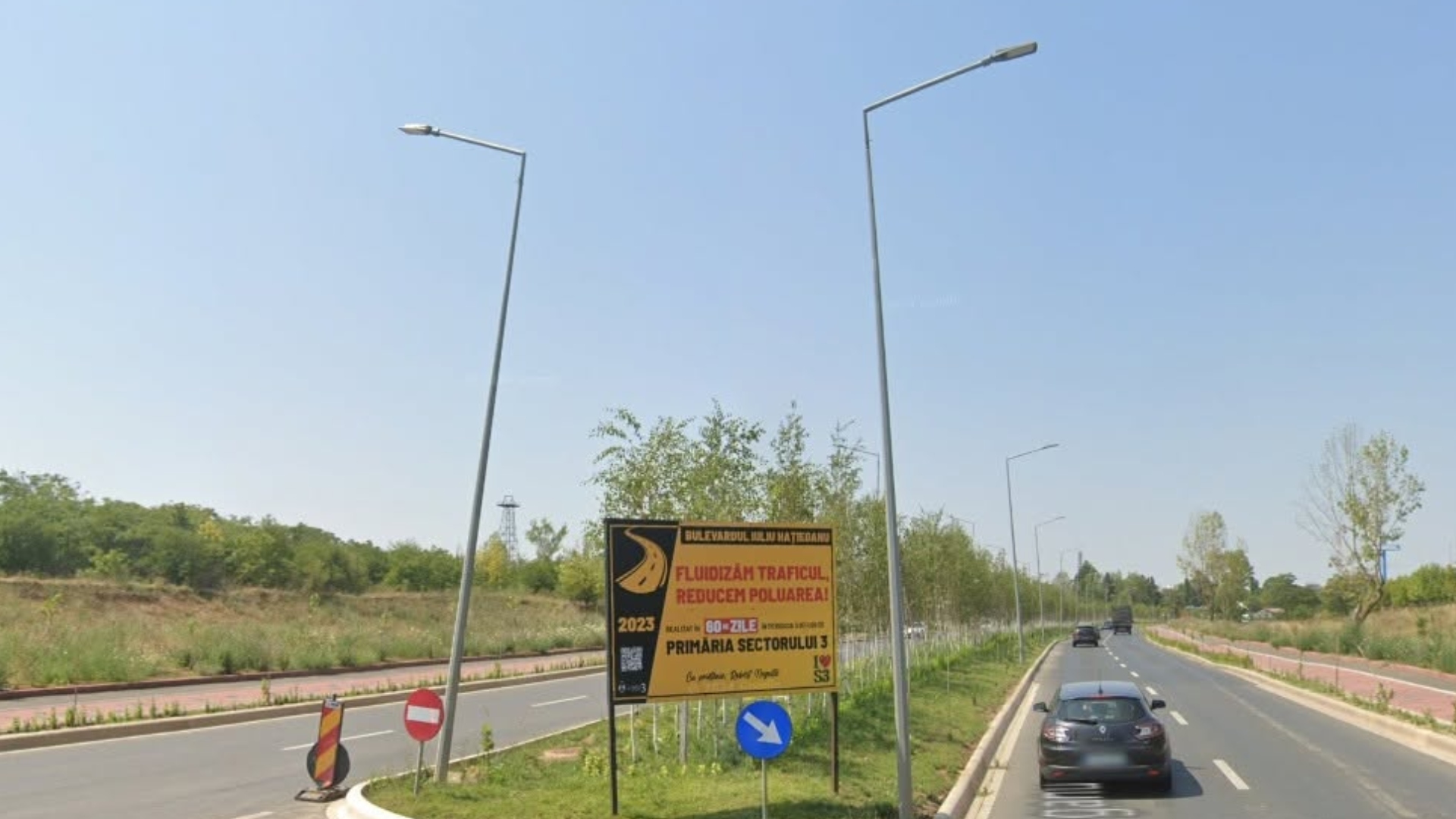 "Stâlpii Îndrăgostiți" de pe magnifica realizare a lui Negoiță: bulevardul crăpat de când a fost inaugurat. Pe margine, asfaltul hămesit înghite borduri, iar buruienile dau din cap confuze