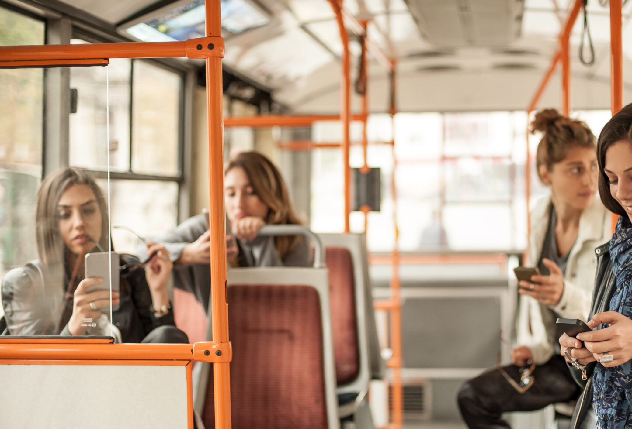 "Amenzi de speaker" în metrou sau STB. Și de ce ne bagă oamenii cu forța în discuțiile lor private despre  bubița nepotului, WC-ul înfundat sau chiar recenta noapte fierbinte