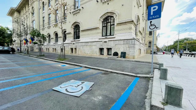 ESENȚIAL | Marele furt din parcările albastre: când plătești prin SMS la 7458, te poate costa și cu 30% mai mult. Curtea de Conturi cere măsuri drastice la Parking București