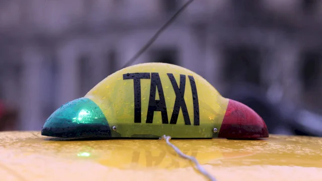 Un taximetrist i-a cerut unui turist de 90 de ani 400 de euro pentru o cursă Aeroportul Henri Coandă – centrul Bucureștiului. Acum e cercetat pentru înșelăciune