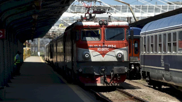 „Sunt 50 de grade în trenul de la Gara de Nord la Otopeni, e inuman!”.  Un europarlamentar va reclama CFR Călători la dl. Piedone, la Protecția Consumatorilor