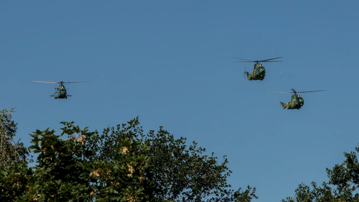 Și azi defilează avioane și elicoptere pe cer, în București: se fac repetiții pentru Ziua Aviației 🚁 Parada aviatiacă are loc în Piața Aviatorilor, mâine