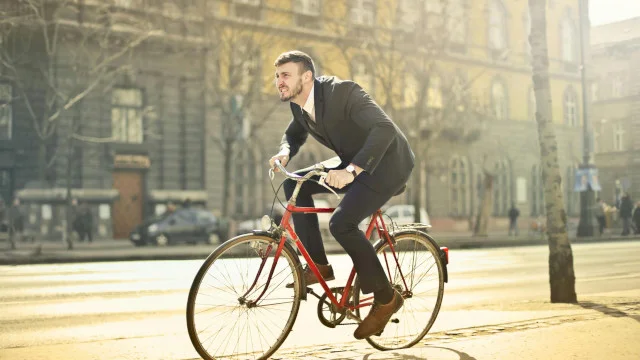 Bucureștean navetist cu bicicleta, uluit de o situație tulburătoare de la Obor. „Mergând spre casă, a observat că lipsesc mașinile parcate pe șosea. Am crezut că m-am rătăcit!”