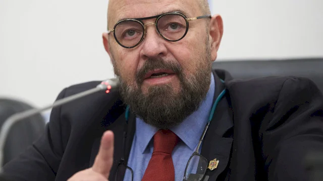 Dl. Piedone, într-un moment de ceva maximă tristețe (cu cântec) pe internet 🥹 E și fără job acum, de când Bolojan l-a dat afară de la ANPC,  după situația cu DNA