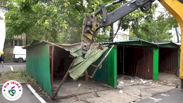 VIDEO | Vechi garaje dintre blocuri din Rahova, demolate. În locul lor vor apărea noi locuri de parcare și spațiu verde, promite Piedone Jr.