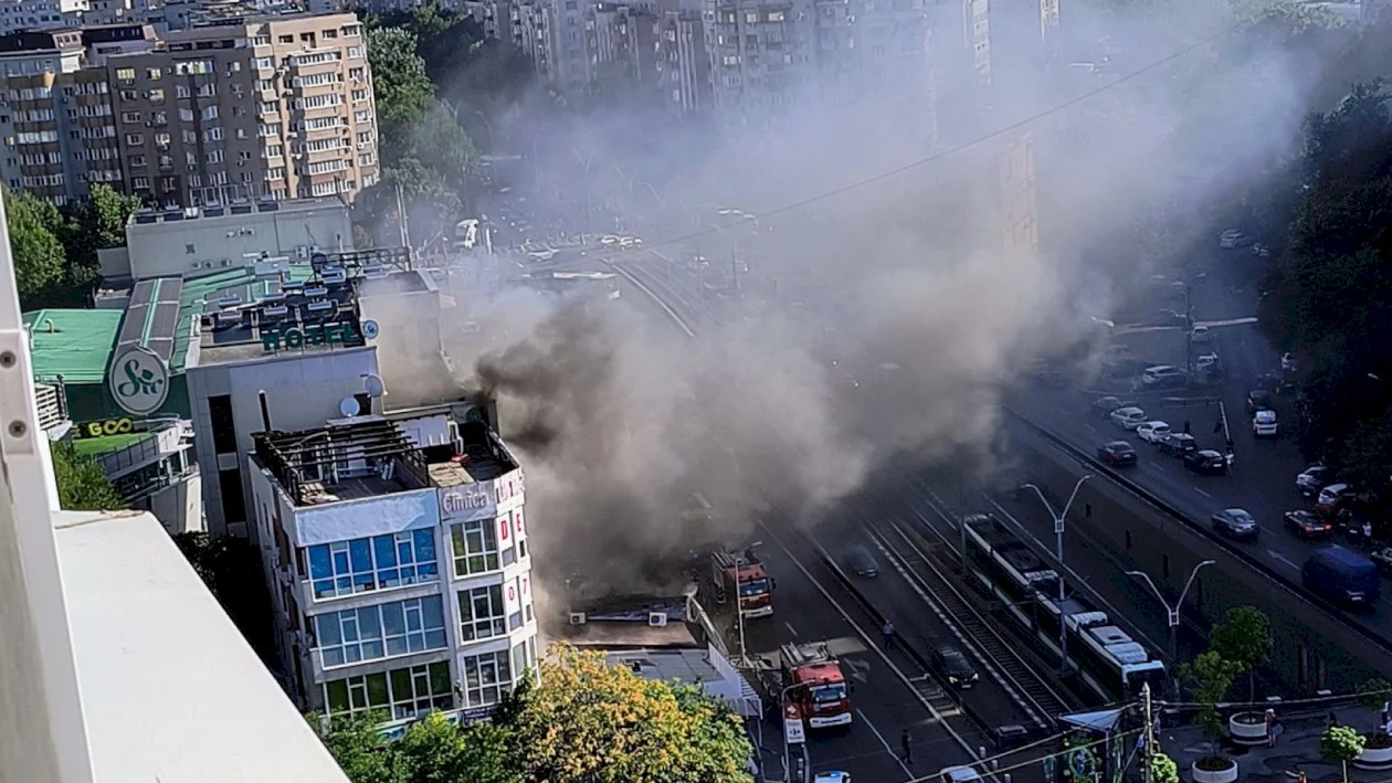 ALERTĂ | Incendiu la Hotelul Sir Lujerului, cu degajări mari de fum. Pompierii sunt la fața locului, traficul este îngreunat | UPDATE