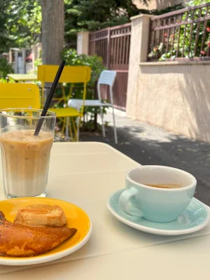 ÎnCotro se duc bucureștenii pe caniculă? În Cotroceni, unde îi așteaptă un iced latte de la ÎnCotro Specialty Coffee