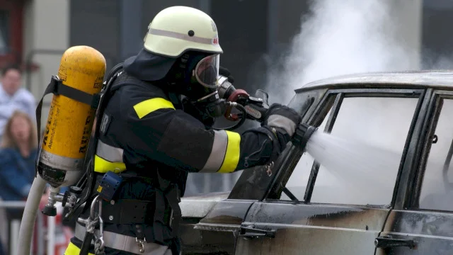 Piromanul auto de la Romexpo, reținut. El e cercetat pentru distrugere, după ce a incendiat două mașini, din motive deocamdată doar de el știute