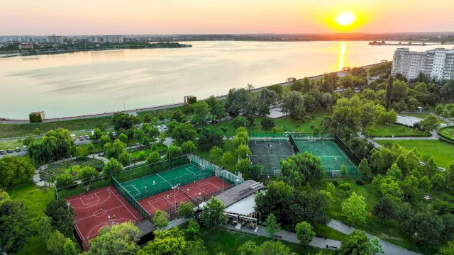 FOTO | Cum arată Parcul Crângași după ce a fost complet reamenajat. Sunt noi alei și bănci, plus mii de flori prin tot spațiul verde
