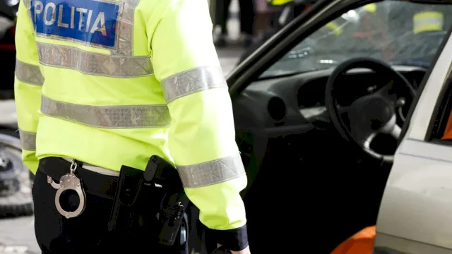 Fă-te frate cu…deținuții: un polițist din București, cercetat penal pentru luare de mită. Ar fi introdus și obiecte interzise în arestul Poliției: telefon, mâncare și băutură