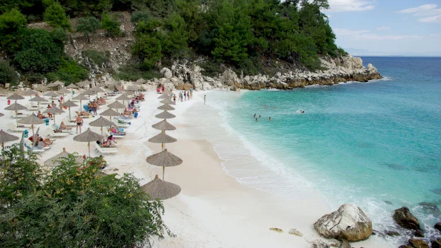 Aventura cu portofel pierdut pe Marble Beach, plaja din Thassos plină ochi de bucureșteni. Oferte de ajutor, ajutor propriu-zis și final fericit: a ajuns la bar, cu tot cu acte și bani