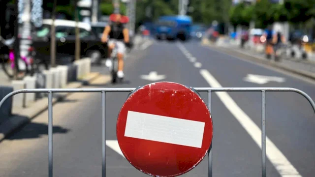 Restricții de circulație pe Șoseaua Pantelimon, din această seară și până mâine, pentru remedierea unei avarii la o conductă de apă. Se închid două benzi