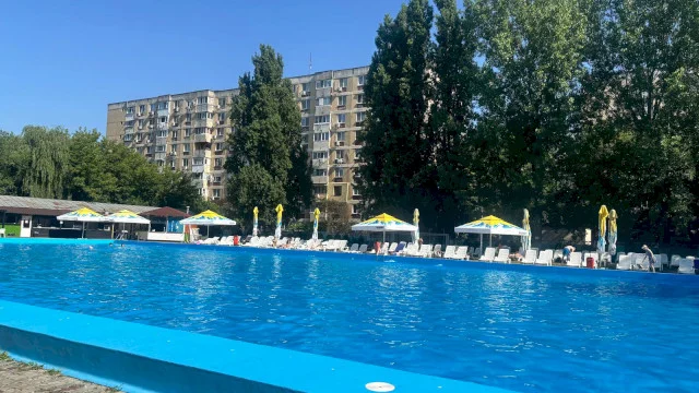 Zi de vară la ștrandul din Berceni, cartierul cu slogan în rime - „ori îți place, ori te temi”
