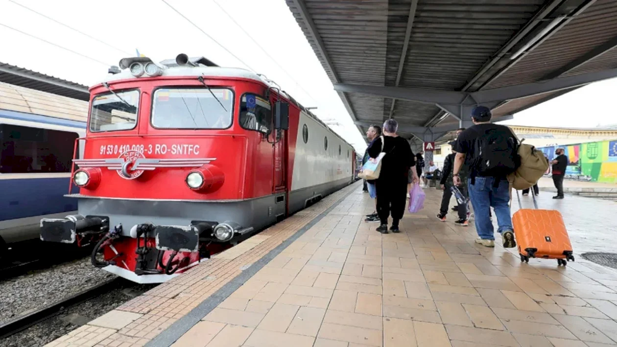 Un tren CFR a pierdut pe drum mai multe vagoane, cu tot cu călători. Locomotiva s-a întors apoi în câmp, să le recupereze. În Gara de Nord a ajuns cu 4h întârziere👏🏻