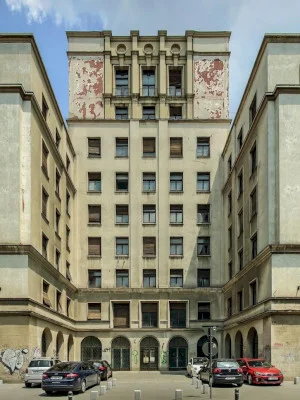 Misterele Blocului Roșu, palatul abandonat de pe Calea Victoriei. Clădirea modernistă a adăpostit birourile companiei Banloc-Goodrich, primul producător de anvelope din România