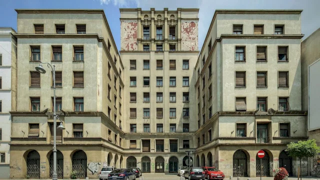 Misterele Blocului Roșu, palatul abandonat de pe Calea Victoriei. Clădirea modernistă a adăpostit birourile companiei Banloc-Goodrich, primul producător de anvelope din România
