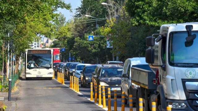 Revolta mai multor șoferi bucureșteni, care reclamă că au fost introduse benzi unice pentru STB fără ca autobuzele să circule mai des, mai rapid sau mai civilizat