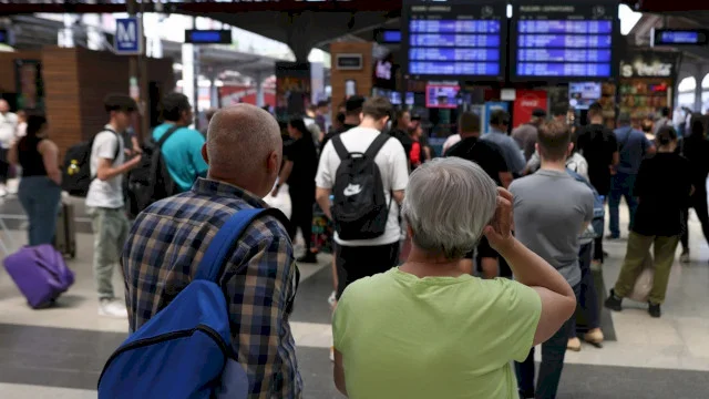 CFR suplimentează vagoanele pentru trenurile care circulă în minivacanța de Sfânta Maria, spre litoral și locurile de pelerinaj. Anunț important: Aerul condiționat posibil să nu facă față