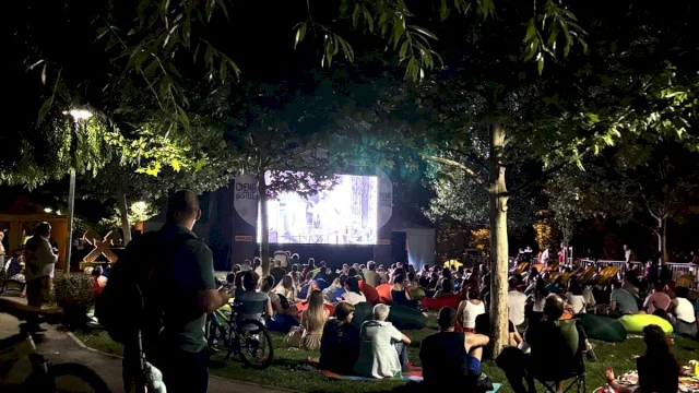 Seara perfectă în București e cu Marilyn Monroe, pizza și magneziu. Am fost la cinema în aer liber, în Parcul Brâncuși
