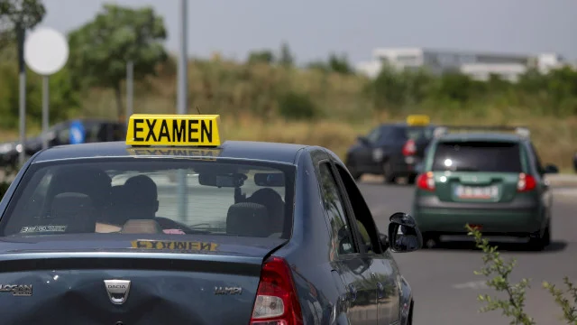 Metoda „Școala de șoferi”: Mai mulți tineri din București au rămas și fără bani, și fără permis. Înainte de a susține examenul, școala la care erau înscriși a dispărut