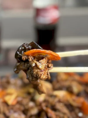 Nea Yang chinezul gătește minunat la granița dintre Militari și Drumul Taberei, în restaurantul Fu Lin Men din București