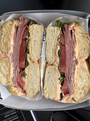 Cod galben și verde de begălș în București. NY Bagels & Burgers din Floreasca se alătură trendului