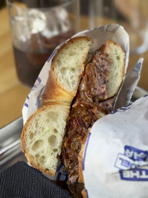 Noul The Bagel Bar din București: covrigi ca pe America, cu cașcavea de pe Valea Doftanei și alte nebunii